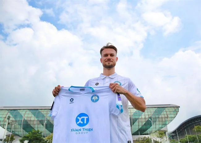 Hình ảnh đa dạng trò chơi: máy đánh bạc nổ hũ, bàn casino, sân vận động thể thao, thể hiện sự phong phú của vb9